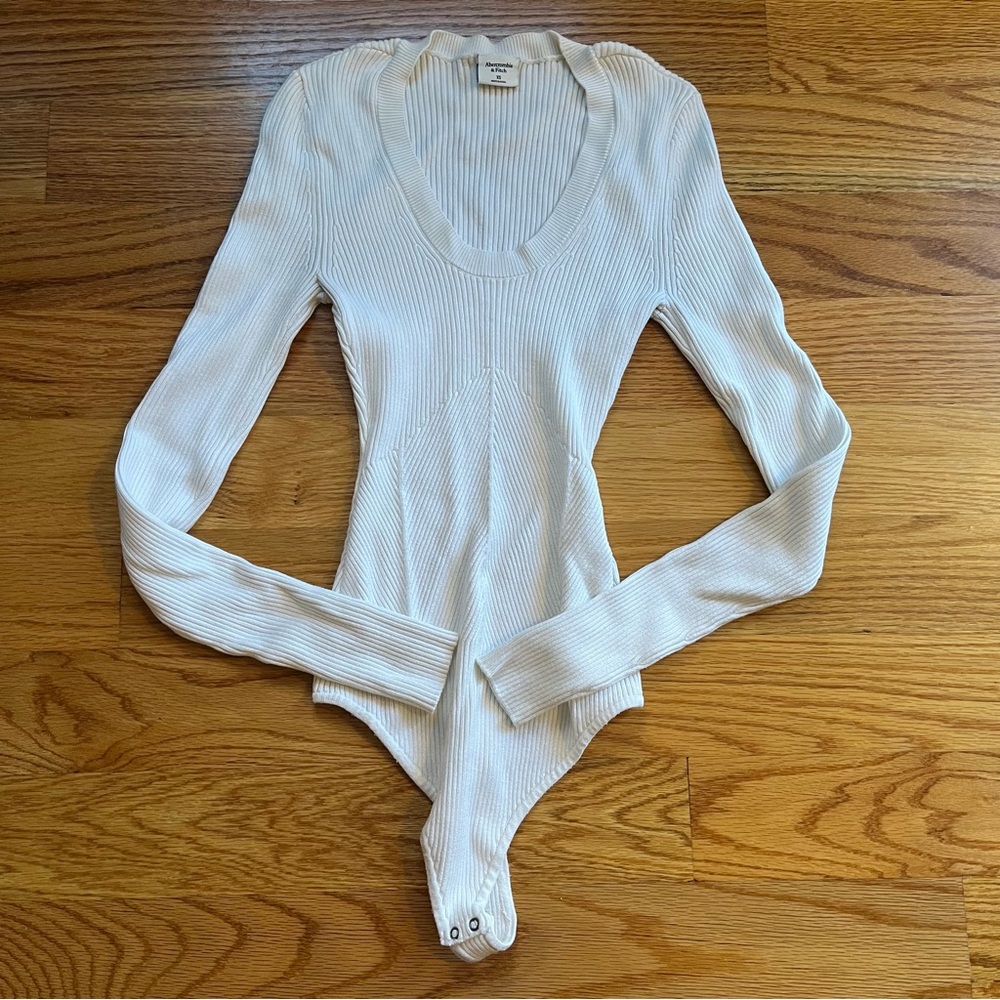 Abercrombie & Fitch ivory long sleeve ribbed bodysuit size large